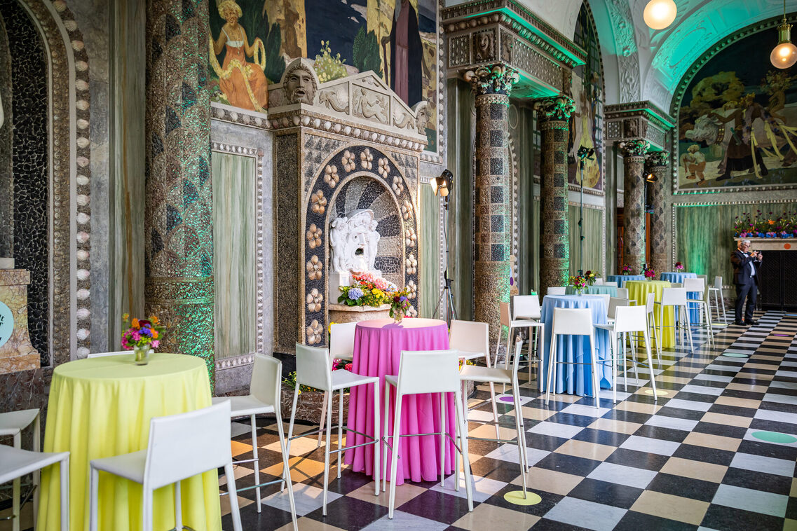 Bunte Bestuhlung im Saal