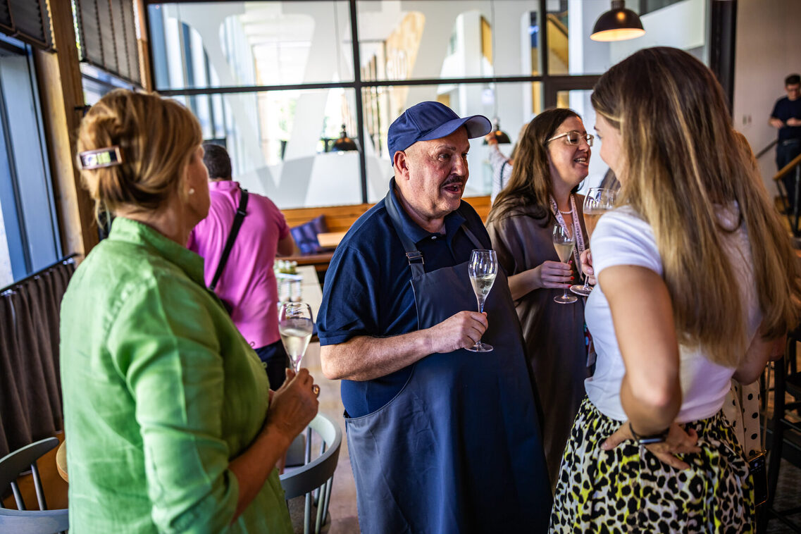 Restaurant Gäste trinken Sekt und unterhalten sich
