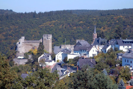 Hoch über dem Tal auf steilen Felsen steht die Burg Hohenstein.