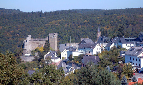 Hoch über dem Tal auf steilen Felsen steht die Burg Hohenstein.