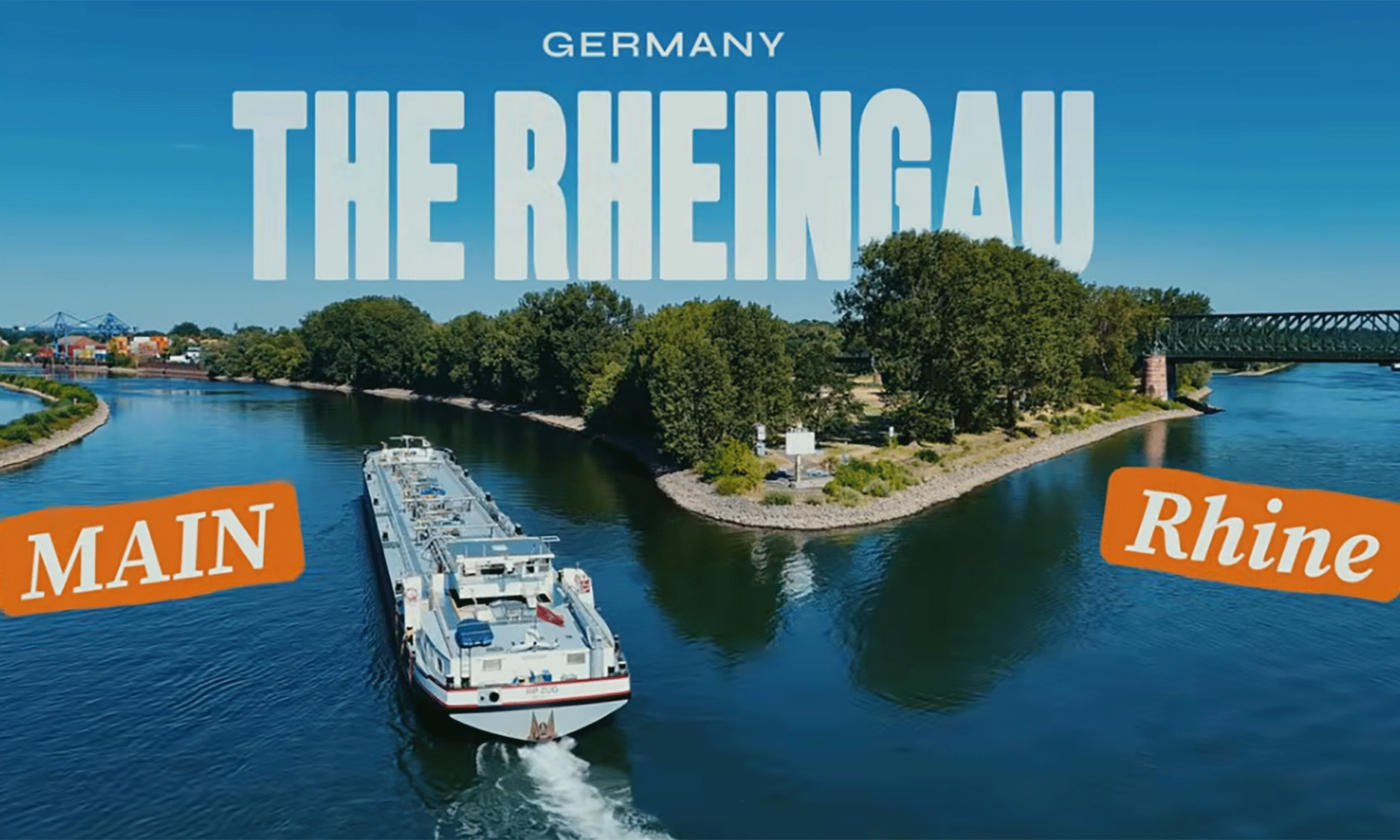 Schiff an einer Flussmündung.