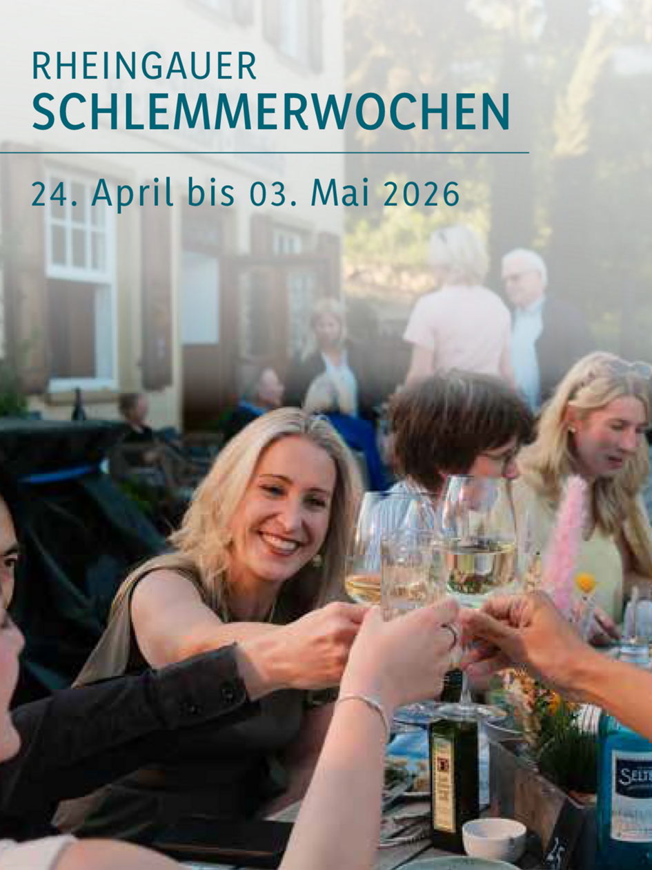 Menschen prosten sich mit Weingläsern zu, im Vordergrund blonde Frau.