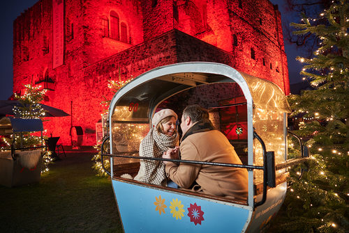 Frau mit Mann in Gondel auf dem Weihnachtsmarkt