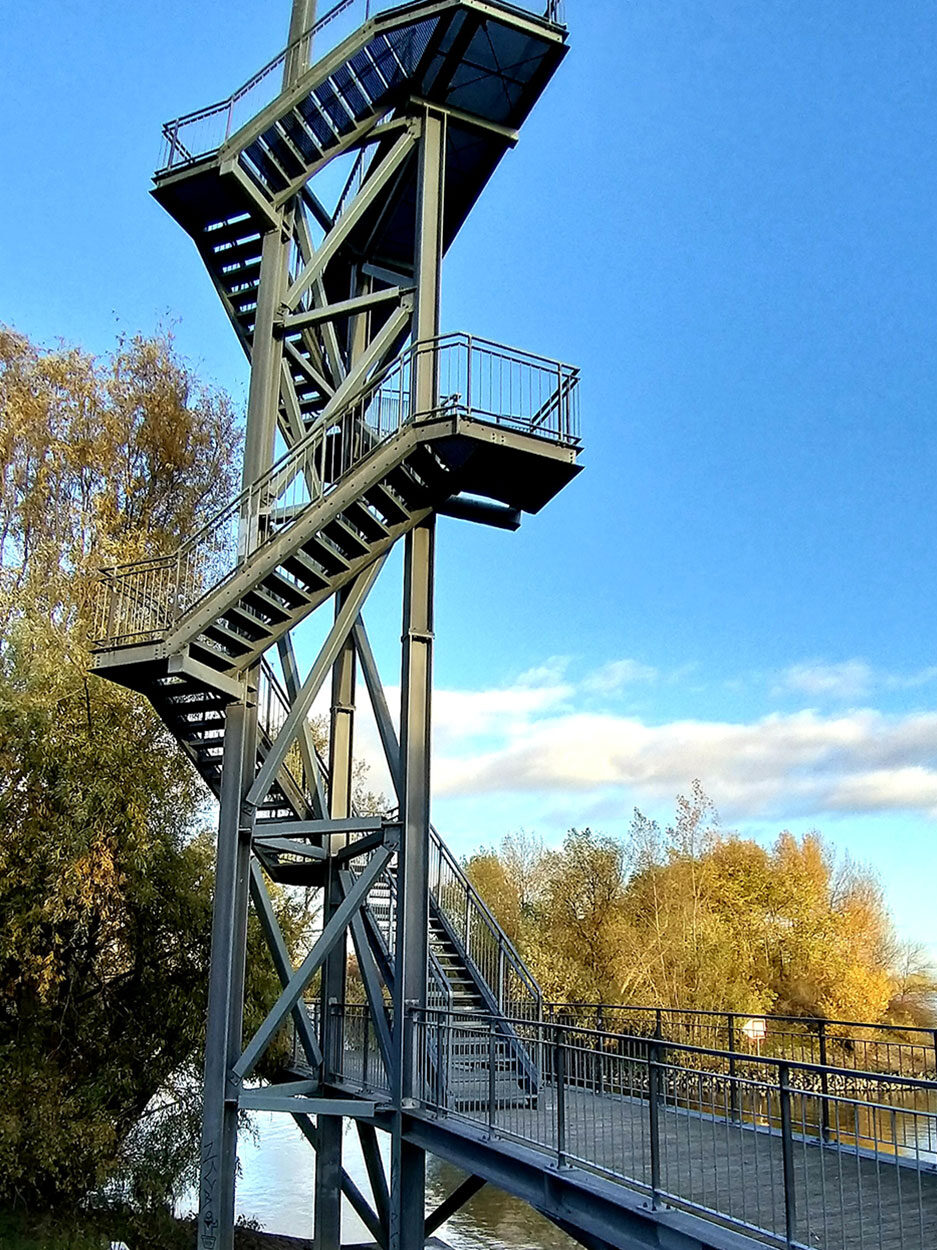 Ausschnitt Aussichtsturm Mainspitze an einem Fluss.