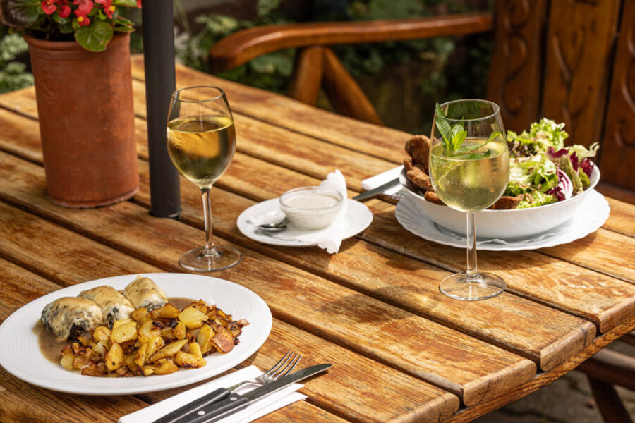 Gedeckter Tisch mit Essen und Wein