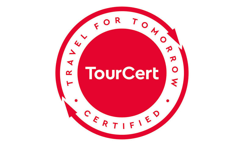 Logo TourCert - Rote Schrift auf weißem Grund