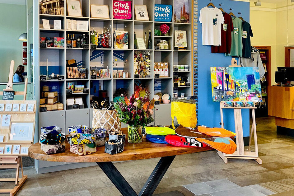 Ein großes Regal mit vielen Produkten