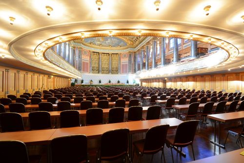 Friedrich-von-Thiersch-Saal Kurhaus - parlamentarische Bestuhlung im Parkett mit Blick zur Bühne