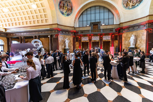 Veranstaltungsgäste stehen im Foyer