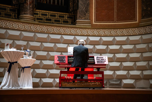 Frontalaufnahme im Friedrich-von-Thiersch-Saal im Kurhaus Wiesbaden, ein Mann spielt die Orgel